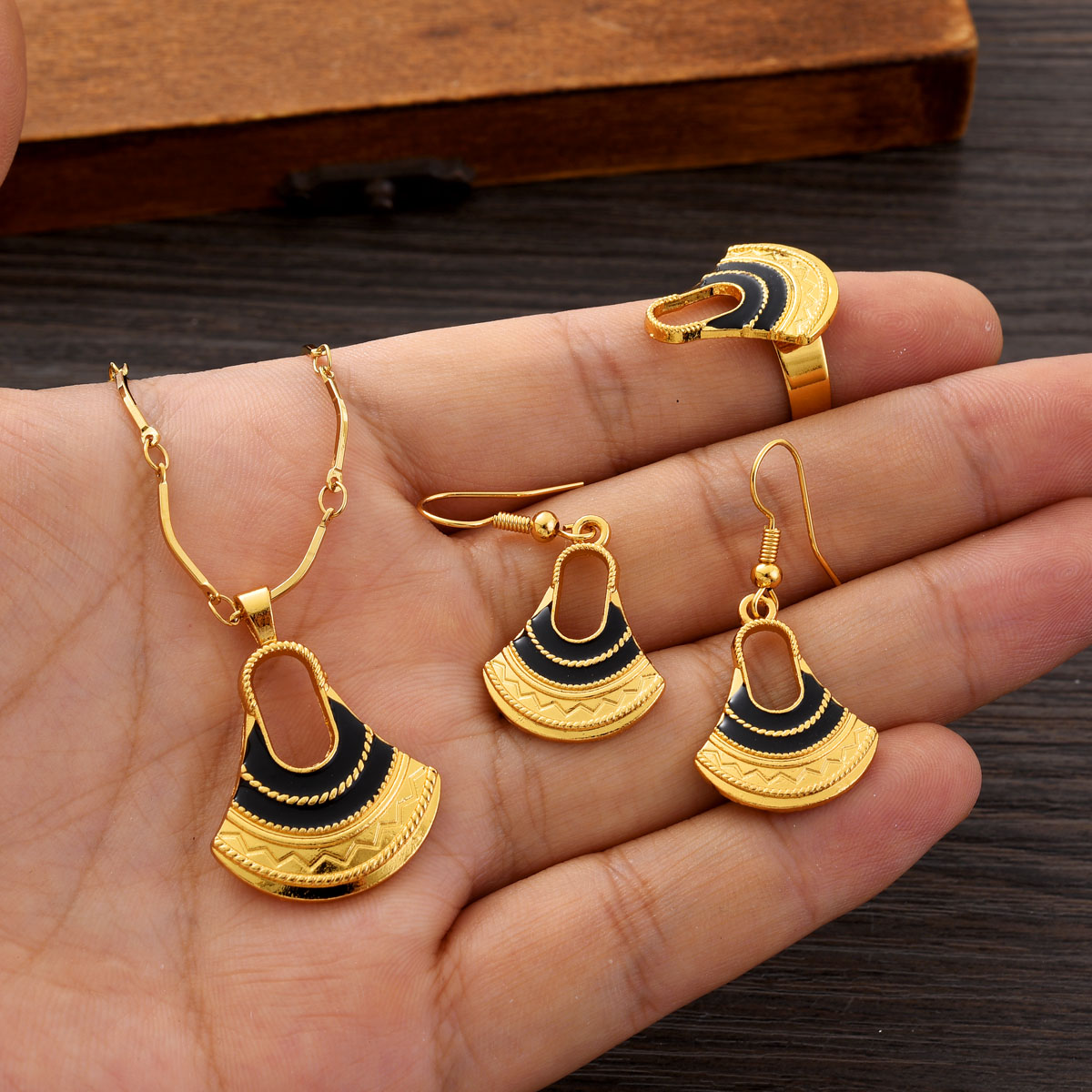 Women Accessories India - Модный ювелирный набор золотого цвета PNG